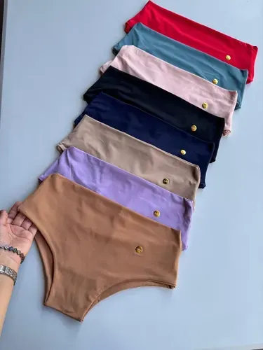 Várias calcinhas plenas coloridas enfileiradas