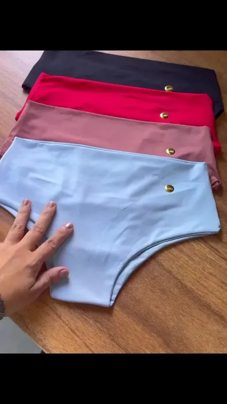 Calcinhas plenas nas cores preta, vermelha, rosa e azul claro